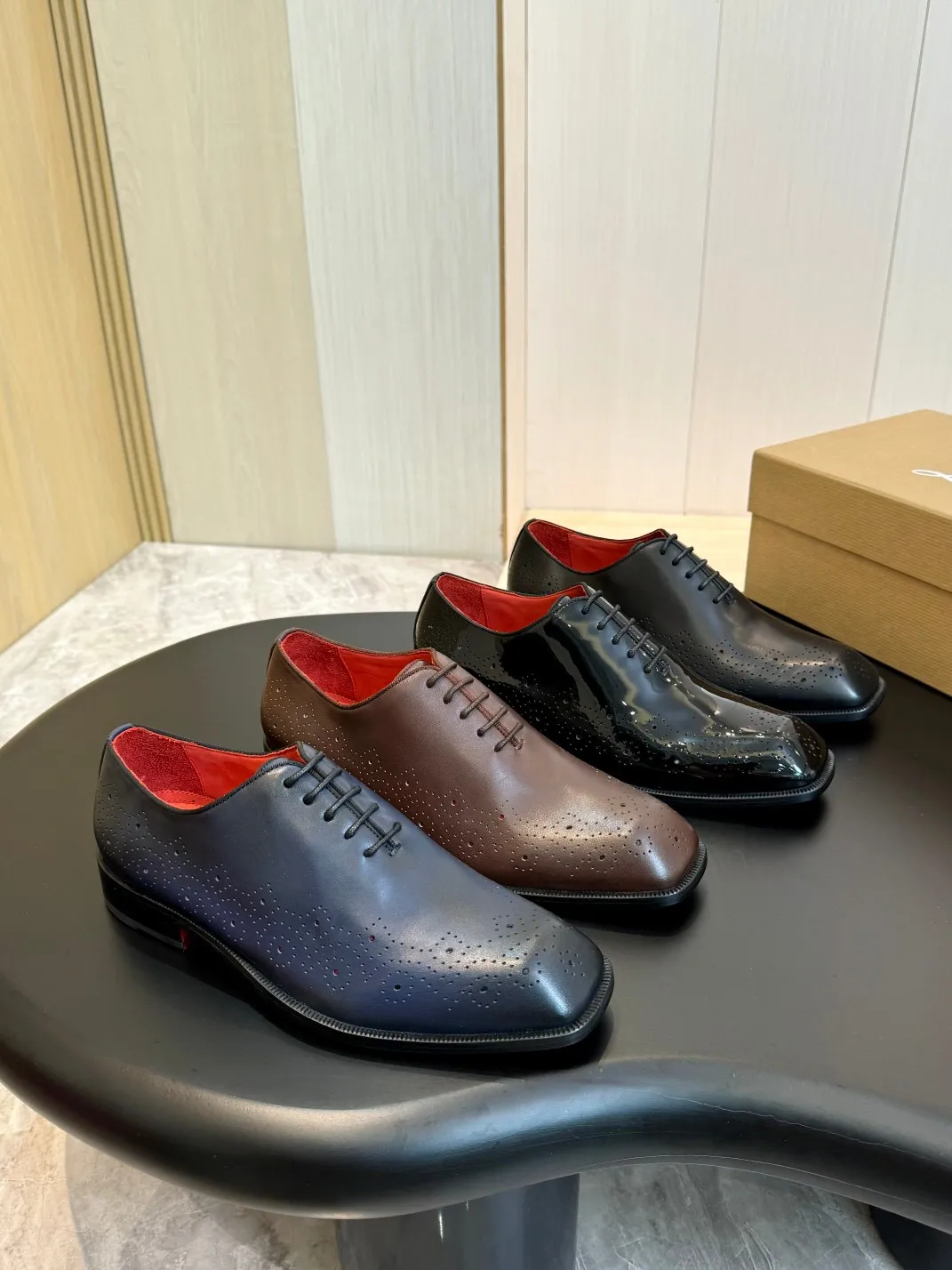 [CL red-soled shoes] Top P: 1020💰 Size 39-44 (⚠️38.45.46 custom-made, non-refundable and non-exchangeable) 🆑High-end men’s business formal leather shoes, original and genuine top-quality goods ••✅💯 Top-quality original order purchasing agent! Original imported patterned cowhide ➕Imported cowhide lining ➕Cowhide feet ➕Original leather outsole~🉑️Feel free to compare the authentic ones!